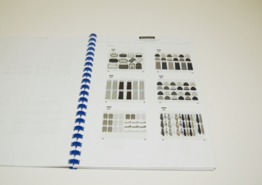 Брошюра на пластиковую пружину, полноцвет, черно белая печать блока (разворот)